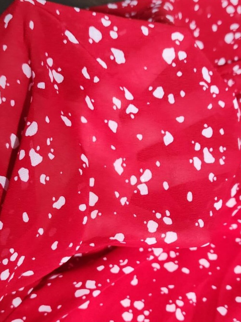 Vibrant red abstract print V-neck blouse, sheer slit flutter sleeves. Siddhe 4X - Picture 7 of 15